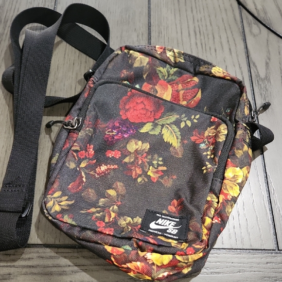 Nike SB Floral Crossbody Bag - Picture 1 of 6